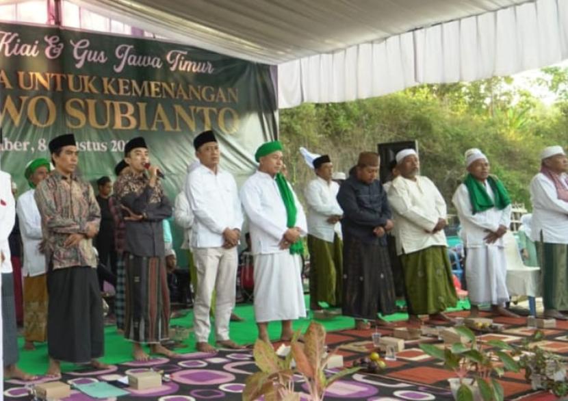 Para kiai dan gus di Jember, Jawa Timur meyakini Prabowo Subianto bisa meneruskan program Presiden Jokowi.