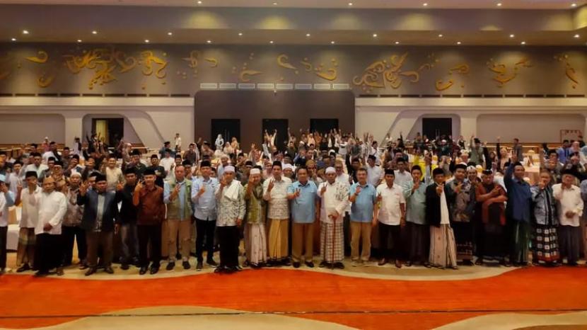 Para kiai se-Cirebon Raya, Jawa Barat, mendeklarasikan dukungan kepada Prabowo-Gibran.