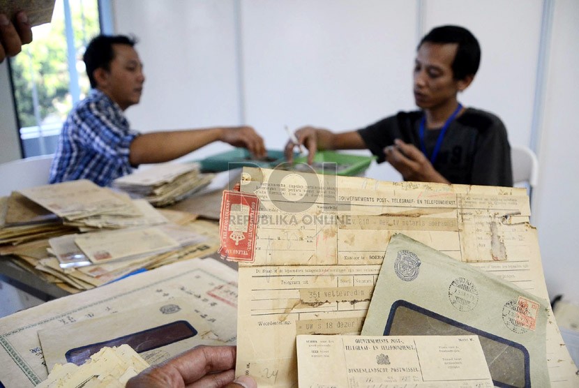  Para kolektor mencari prangko yang diinginkan pada Pameran Nasional Filateli 'Bandoeng 2013' di Gedung wahana Bakti Pos, Bandung, Rabu (25/9).   (Republika/Edi Yusuf)