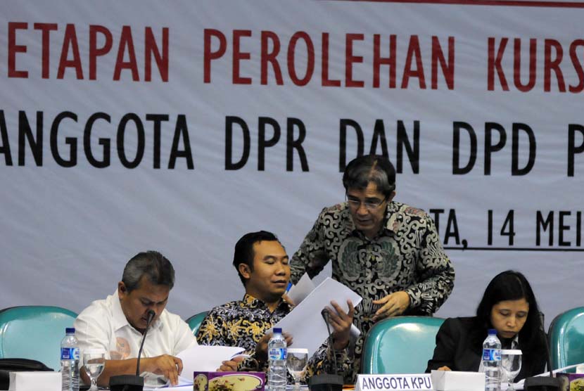 Para komisioner berdiskusi di sela rapat pleno terbuka penetapan perolehan kursi dan calon terpilih anggota DPR dan DPD Pemilu tahun 2014 di Gedung KPU, Jakpus, Rabu (14/5).
