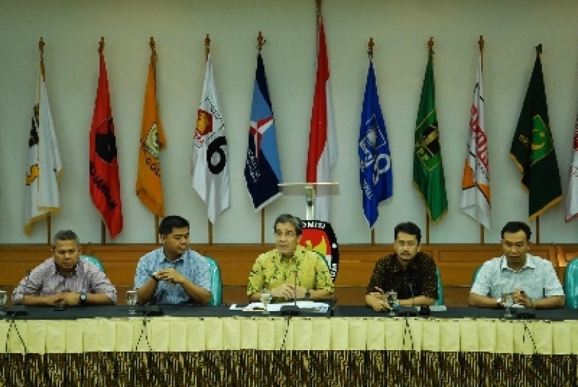 Para Komisioner Komisi Pemilihan Umum (KPU) saat mengumumkan secara resmi nama-nama pasangan calon presiden dan calon wakil presiden peserta pemilu presiden dan wakil presiden 2014 di Gedung KPU, Jakarta Pusat.