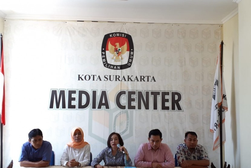 Para komisoner KPU Kota Solo menggelar jumpa pers terkait progres tahapan Pemilihan Umum 2019, di kantor KPU Kota Solo, Senin (18/2).