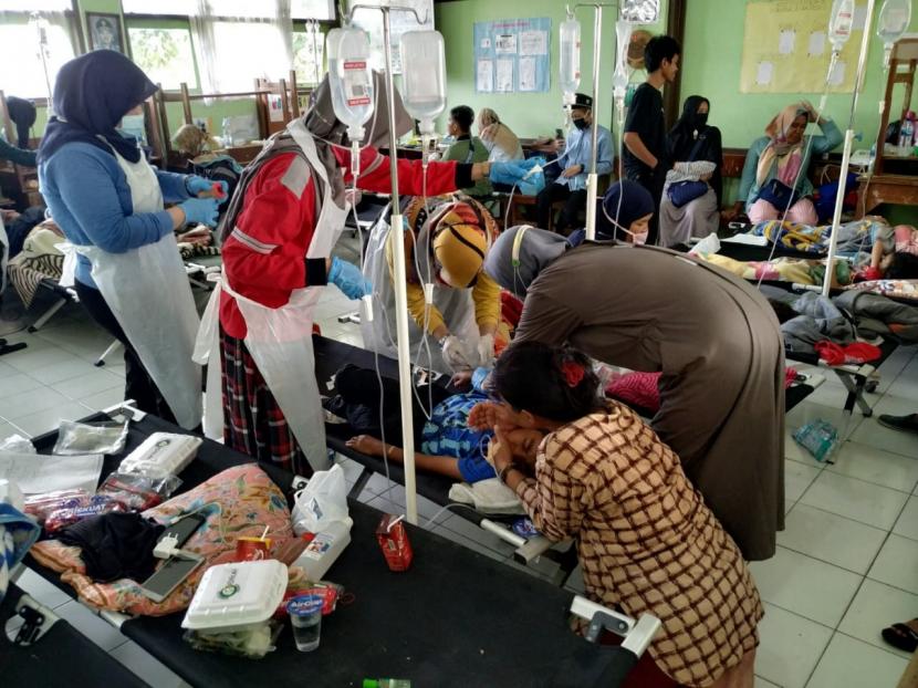 Tagana Tasikmalaya Dirikan Dapur Umum untuk Pasien Keracunan. Para korban keracunan massal dirawat di tenda darurat dan ruang kelas SDN Puspasari, Kecamatan Mangkubumi, Kota Tasikmalaya, Jumat (9/10). 