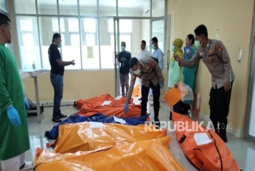 Para korban ledakan pemusnahan amunisi apkir di  di Desa Sagara, Kecamatan Cibalong, Kabupaten Garut, Jawa Barat pada Senin (12/5/2025). 