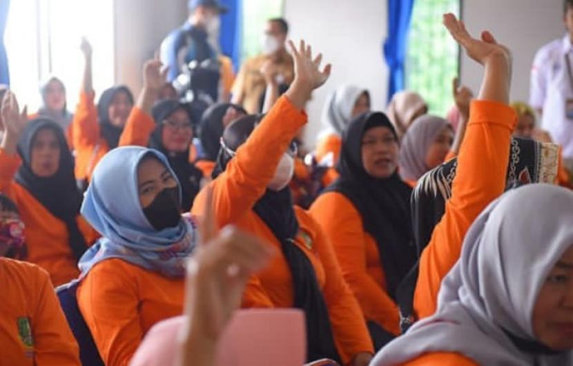Para KPM penerima bantuan sosial (Bansos) di Kota Sukabumi tengah menjalani pelatihan kewirausahaan di Kantor Dinas Sosial Kota Sukabumi, Selasa (11/10/2022).