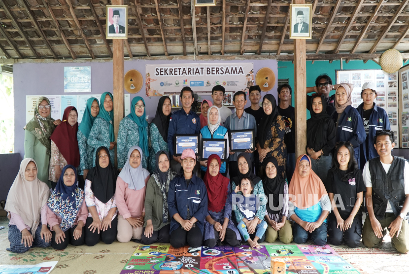 Para kru dan pemeran film dokumenter Tangguh Atau Runtuh: Anak yang Hebat Terlahir dari Keluarga yang Kuat.  