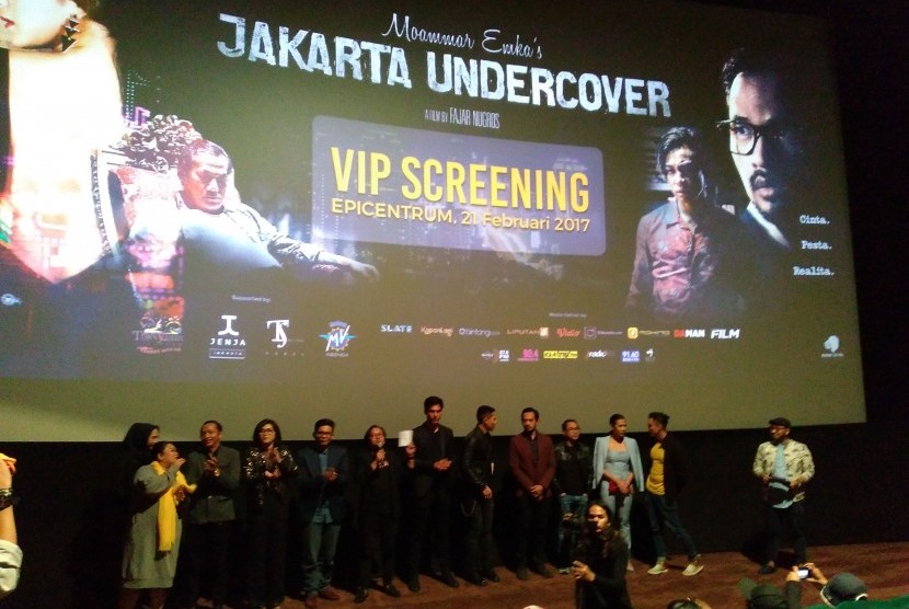 Para kru film Jakarta Undercover yang diadaptasi dari novel karya Moammar Emka pada press screening di Epicentrum, Jakarta, Selasa (21/2).