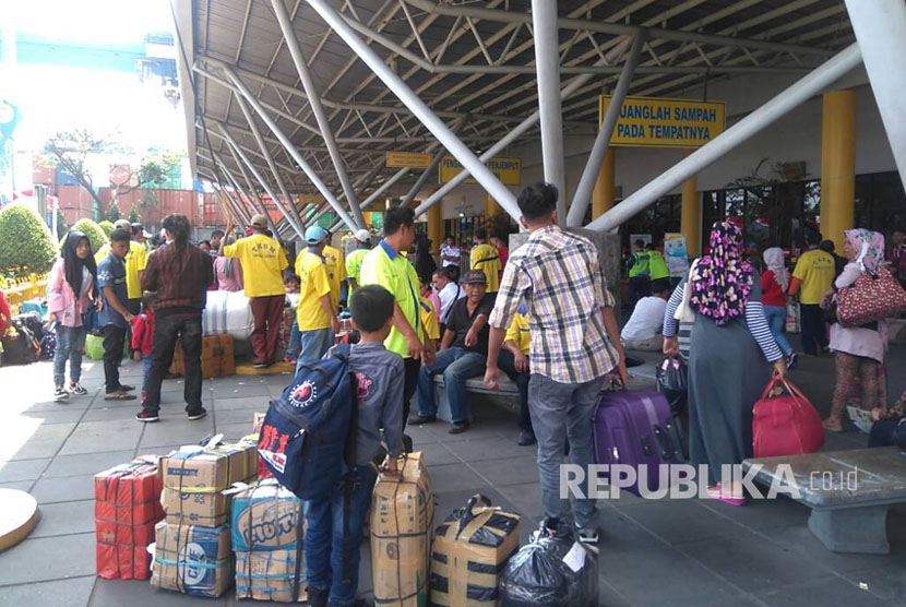 Para kuli panggul menawarkan jasa mereka di Terminal Penumpang Pelabuhan Tanjung Priok, Jakarta Utara, Selasa (20/6). 