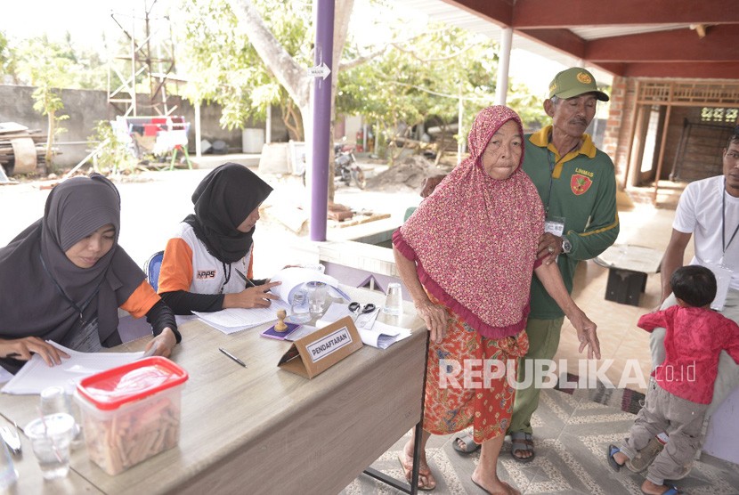 Para lanjut usia (lansia) antusias menyalurkan hak suaranya dalam pilkada serentak di Kabupaten Lombok Barat, Nusa Tenggara Barat (NTB), Rabu (27/6).