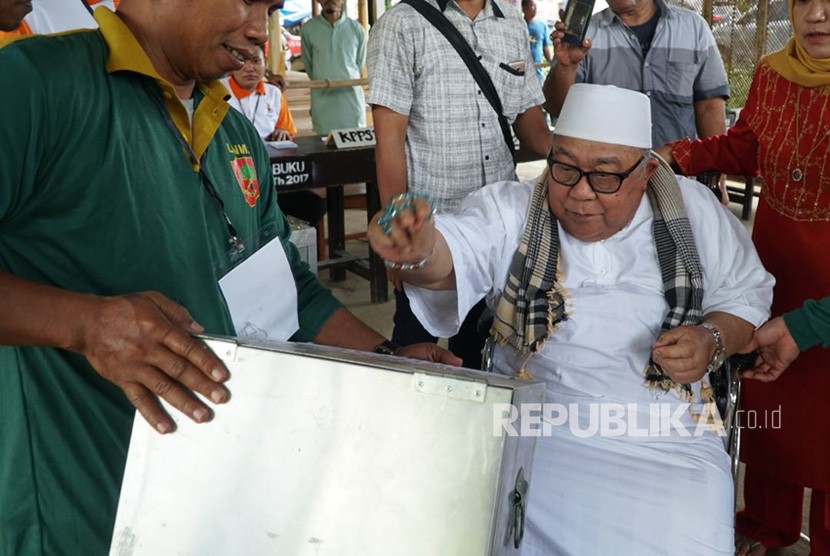 Para lanjut usia (lansia) antusias menyalurkan hak suaranya dalam pilkada serentak di Kabupaten Lombok Barat, Nusa Tenggara Barat (NTB), Rabu (27/6).