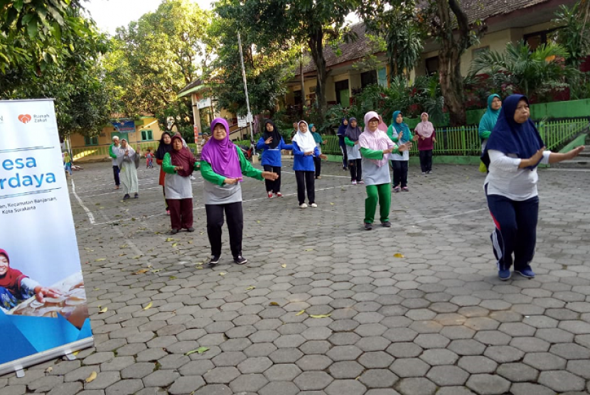 Para Lansia di Desa Berdaya Gilingan, Banjarsari, Solo mengadakan senam sehat Lansia di halaman SDN Bibis Wetan.