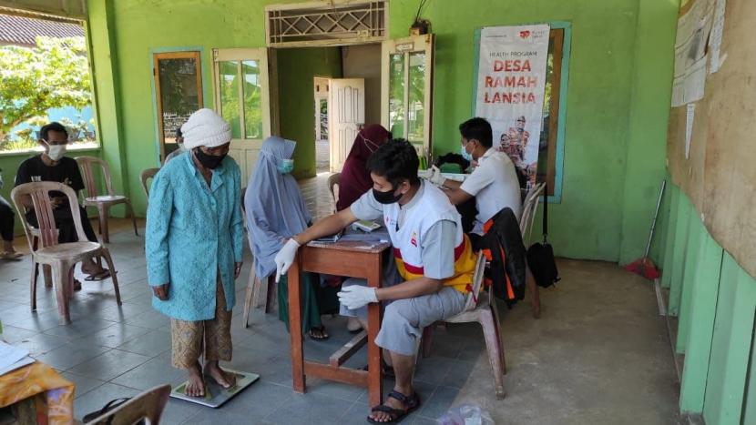 Para lansia yang memeriksakan kesehatan di Desa Berdaya ZIS Indosat Desa Negeri Sakti, Kabupaten Pesawaran, Lampung.