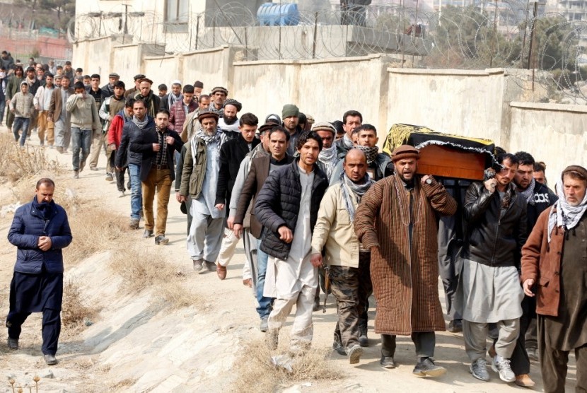 Para lelaki di Kabul memwa keranda jenasah para korban pengeboman.