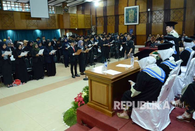 Para lulusan mengikuti Yudisium Fikom Universitas Islam Bandung (Unisba), di Aula Unisba, Jalan Tamansari, Kota Bandung, Selasa (21/8). 