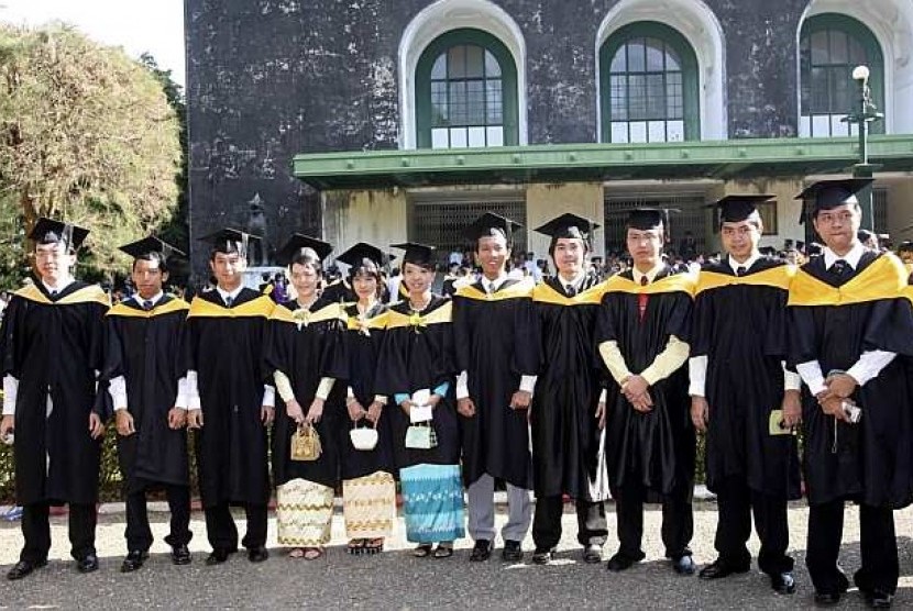 Para lulusan Universitas Yangon, Myanmar. Foto diambil pada tahun 2008 silam