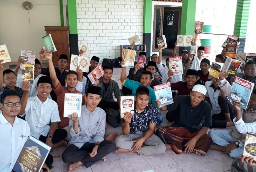 Para mahasantri Pesantren Hidayatullah, Panceng, Gresik, aktif membaca buku setiap hari.