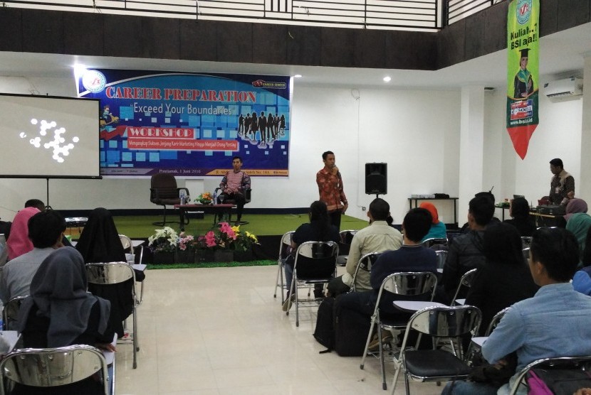 Para mahasiswa AMIK BSI Pontianak mendengarkan pemaparan nara sumber seminar karir yang digelar di Pontianak, Rabu (1/6). 