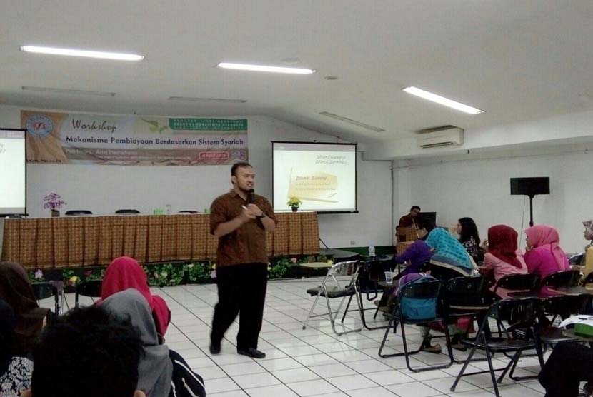 Para mahasiswa AMK BSI Jakarta mendengarkan pemaparan mengenai ekonomi syariah oleh Arief Mediadianto dari Bank Muamalat.