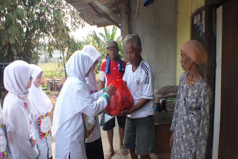 Para mahasiswa baru STEI SEBI Parung, Bogor, Jawa Barat, menyumbangkan alat-alat kebersihan kepada warga sekitar kampus.