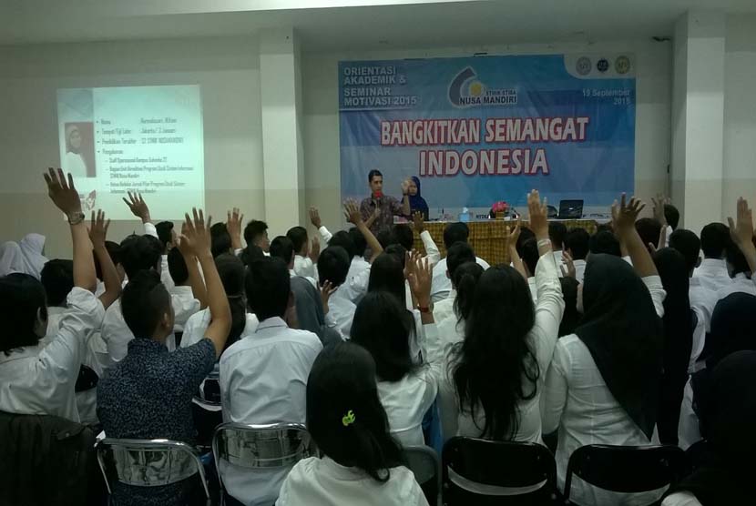 Para mahasiswa baru STMIK & STIBA Nusa Mandiri Mandiri mengikuti seminar motivasi, Sabtu (19/9).