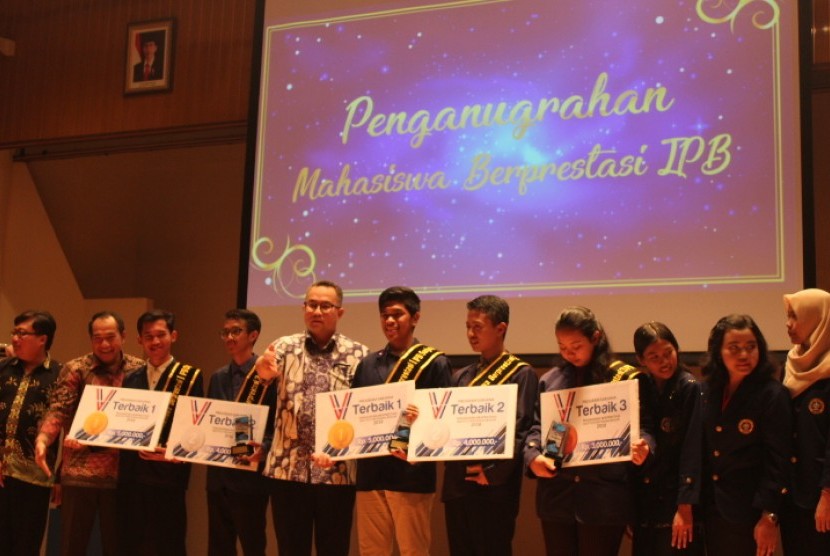 Para mahasiswa berprestasi terbaik IPB menerima penghargaan yang diserahkan oleh Rektor IPB, Arif Satria.