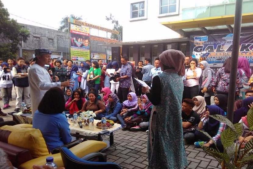 Para mahasiswa BSI Bogor mengikuti dialog terbuka dengna Walikota Bogor Bima Arya di  Bogor, Jawa Barat, Rabu (18/5).