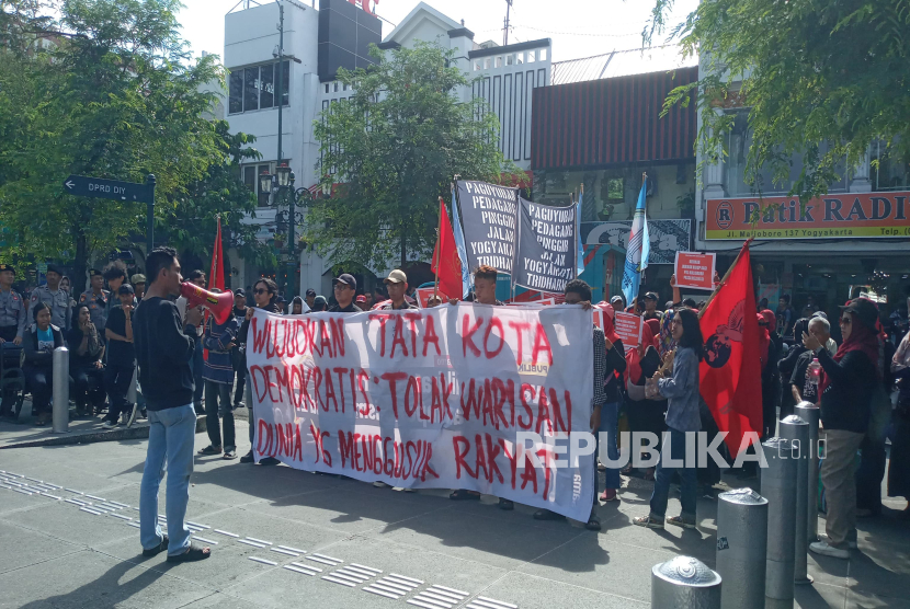 Para mahasiswa dan PKL Teras Malioboro 2 melakukan orasi di depan kantor DPRD DIY, Jumat (7/2/2025). 