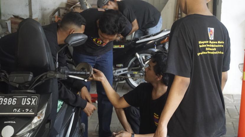 Para mahasiswa Fakultas Tehnik (FT) Universitas Muhammadiyah Jakarta (UMJ) membuka layanan servis motor gratis bagi para civitas akademik selama satu kali dalam sepekan.