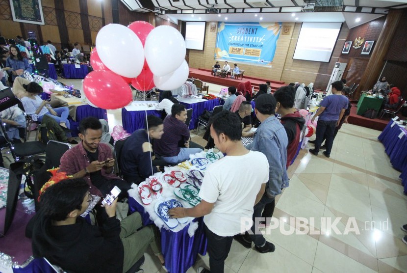 Para mahasiswa menggelar produk-produknya pada acara Student Creativity Starting Up The Start Up, di Aula Kampus Universitas Islam Bandung (Unisba), Rabu (20/12).