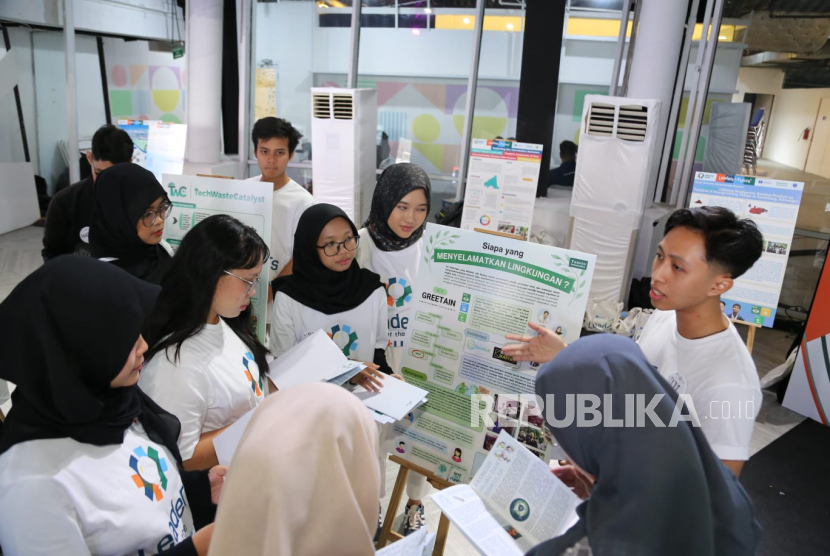 Para mahasiswa mengikuti pogram Youth as Researchers - Tanoto Scholars Research Awards (YAR-TSRA) di FX Sudirman, Jakarta, Jumat (22/11/2024). 