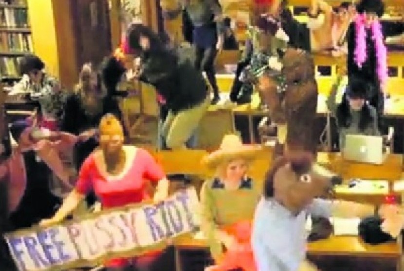 Para mahasiswa Oxford melakukan tarian Harlem Shakes di perpustakaan