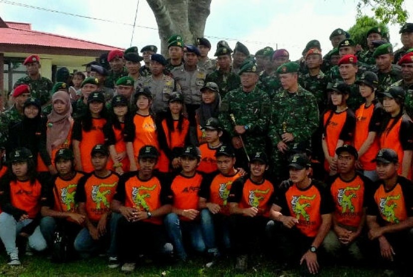 Para mahasiswa peserta Ekspedisi NKRI (berkaus oranye) sedang berpose bersama Pangkostrad Letjen TNI Gatot Nurmantyo (pegang tongkat komando)