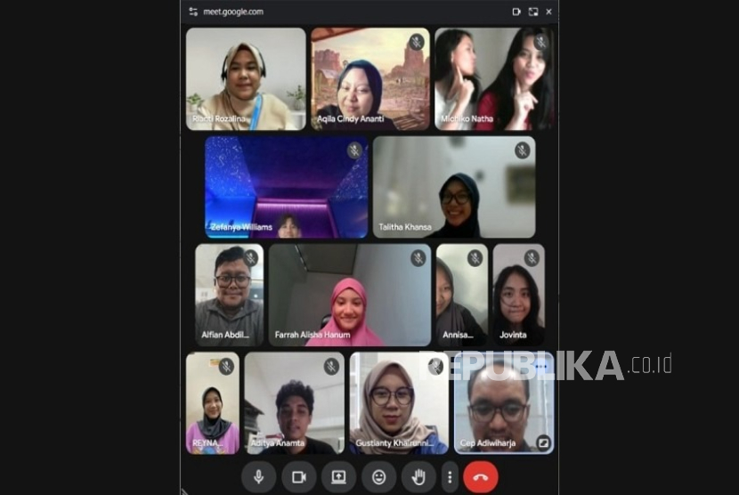 Para mahasiswa peserta rogram Student Exchange mengikuti sesi koordinasi daring melalui Google Meet bersama dosen pembimbing Cyber University.