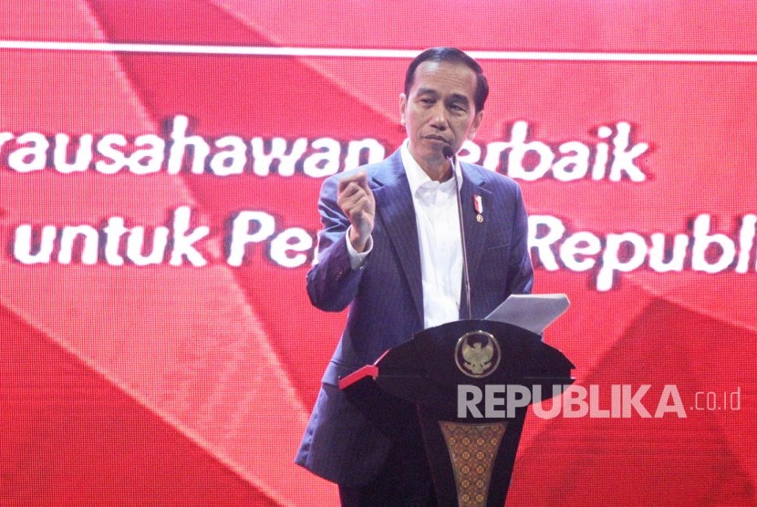 Presiden RI Joko Widodo (Jokowi) menyampaikan pengalamannya pada acara Entrepreneurs Wanted ! bertajuk Wirausahawan Terbaik Berbagi untuk Penerus Republika, di Gedung Sasana Budaya Ganesa (Sabuga), Kota Bandung, Senin (18/12).