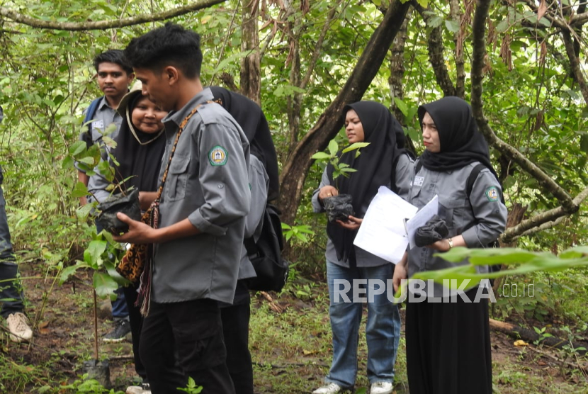 Para mahasiswa Sekolah Tinggi Ilmu Kehutanan (STIK) Teungku Chik Pante Kulu menanam pohon di kawasan Hutan Wakaf Aceh, Jantho, Aceh Besar, belum lama ini.