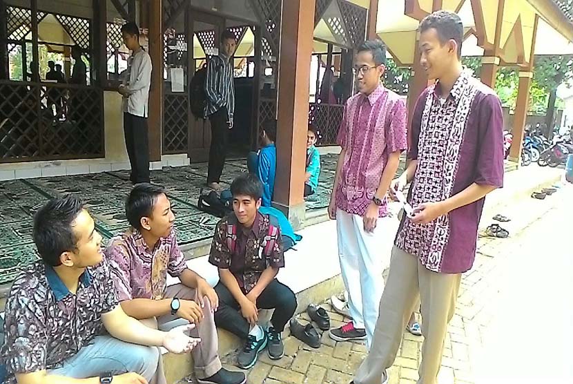 Para mahasiswa STEI SEBI Depok berbaju batik dalam rangka mendukung Hari Batik Nasional, Jumat (2/10).