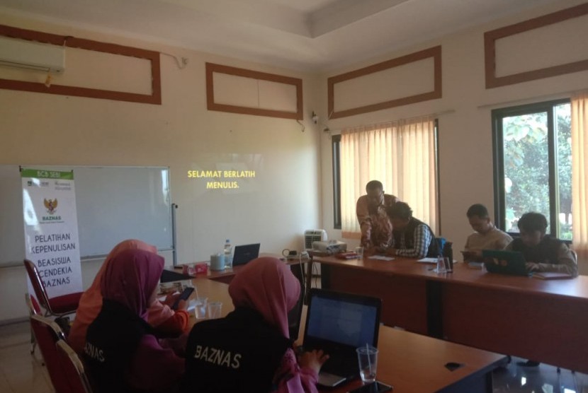 Para mahasiswa STEI SEBI penerima Beasiswa Cendekia Baznas (BCB) tengah mengikuti pelatihan jurnalistik.