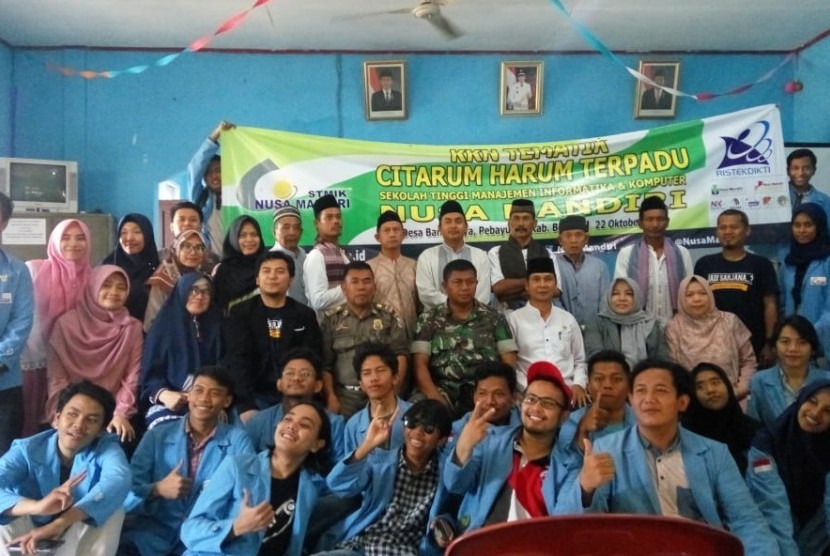 Para mahasiswa STMIK Nusa Mandiri siap melaksanakan KKN Tematik Citarum Harum di Desa Bantarjaya, Bekasi.