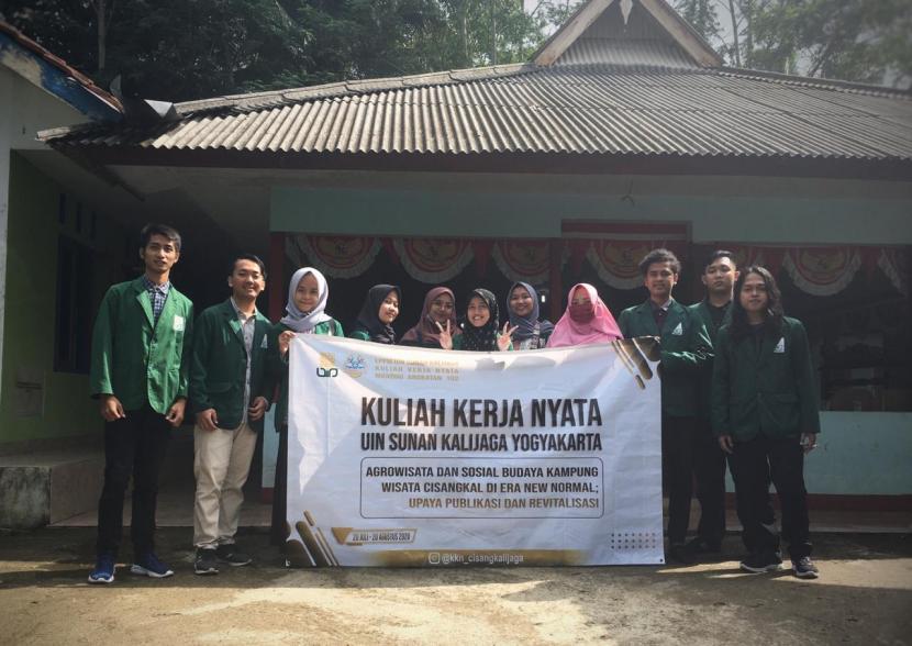 Para mahasiswa UIN Sunan Kalijaga Yogyakarta  melaksanakan program KKN di Desa Bangunkarya, Pangandaran, Jawa Barat.