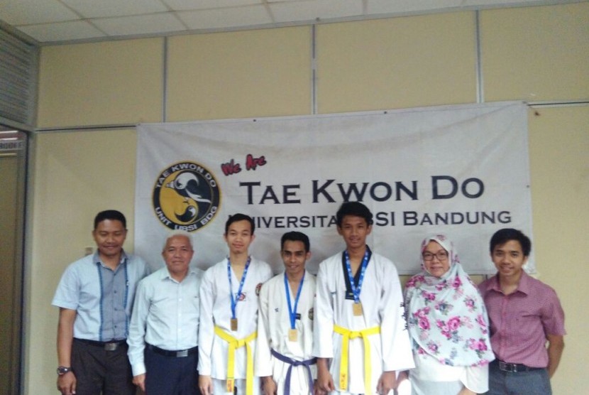 Para mahasiswa Universitas BSI Bandung peraih Bandung Textile Taekwondo OPEN 2016.    