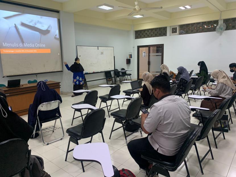 Para mahasiswa Universitas Muhammadiyah Yogyakarta (UMY) penerima Beasiswa Cendekia Baznas (BCB) 2021 mengikuti workshop bertema Menulis di Media Online yang diberikan oleh mentor Beasiswa Cendekia Kholifatul Fauziah MA, Jumat (26/11). 