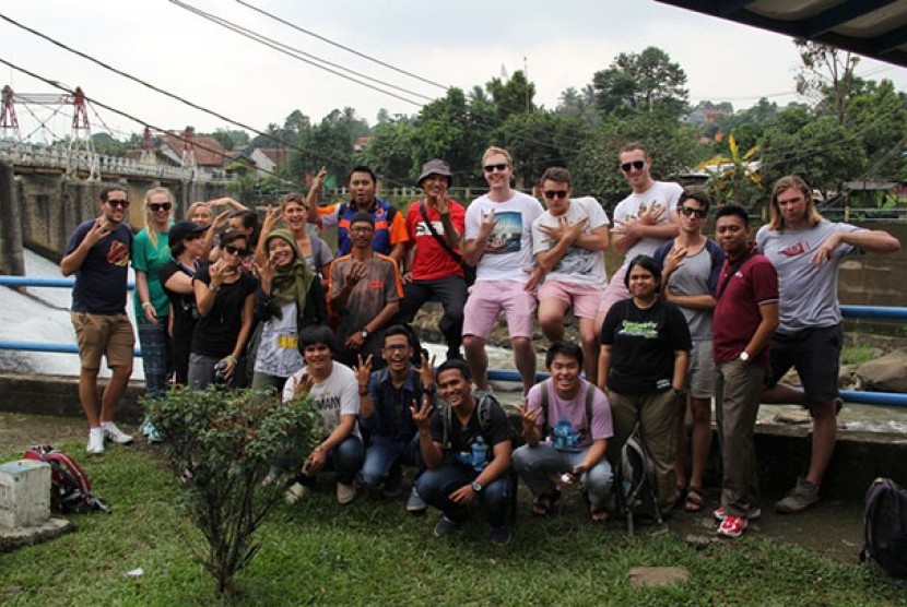 Para mahasiswa Universitas Wollongong Australia bersama rekan-rekan mereka dari Universitas Indonesia, di pintu air Katulampa, Bogor.