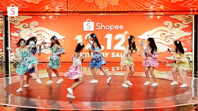 Para member JKT48 memainkan Goyang Shopee, mengajak penonton untuk memenangkan berbagai hadiah menarik.