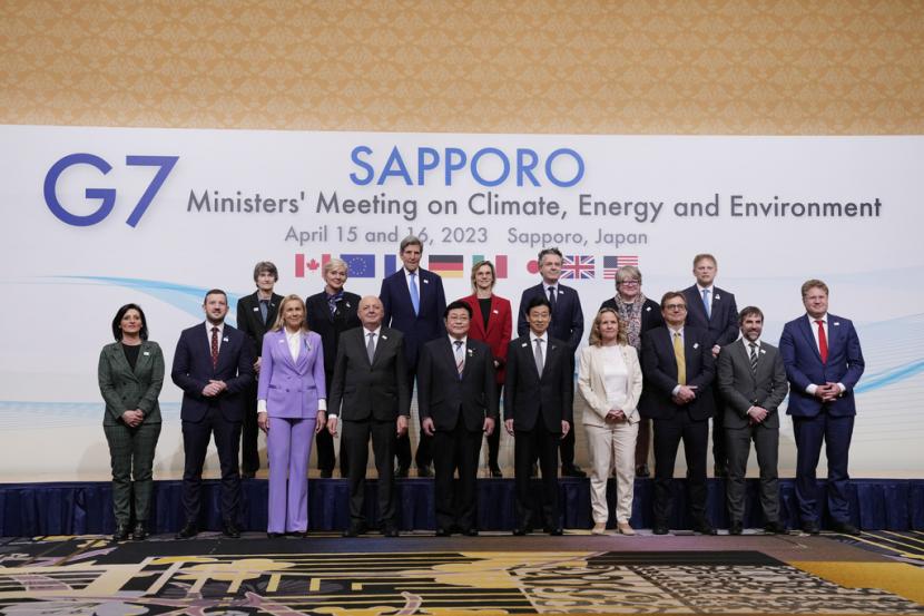Para menteri G-7 bidang iklim, energi, dan lingkungan berfoto saat sesi foto di Sapporo, Jepang utara, Sabtu, 15 April 2023.