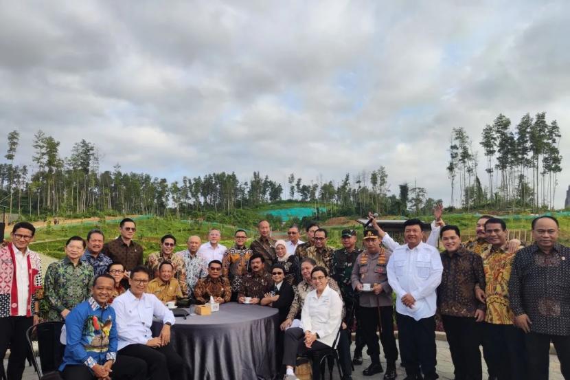 Para menteri Kabinet Indonesia Maju berfoto bersama di area embung Ibu Kota Nusantara, Kalimantan Timur, Senin (12/8/2024).