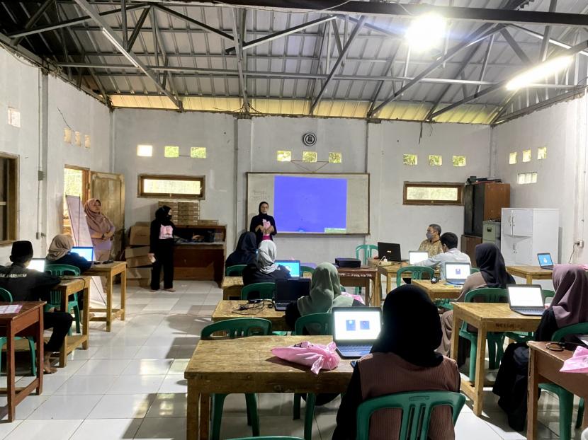 Para milenial dan warga di SMK Al Murqoniah, Kampung Tajur Tapos, Desa Hambalang, Kecamatan Citeurep, Kabupaten Bogor, Jawa Barat antusias mengikuti pelatihan desain grafis atau penggunaan Photoshop.