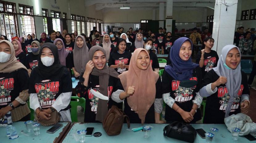 Para milenial di Medan, Sumatra Utara mengikuti tes TOEFL, Sabtu (24/12/2022).