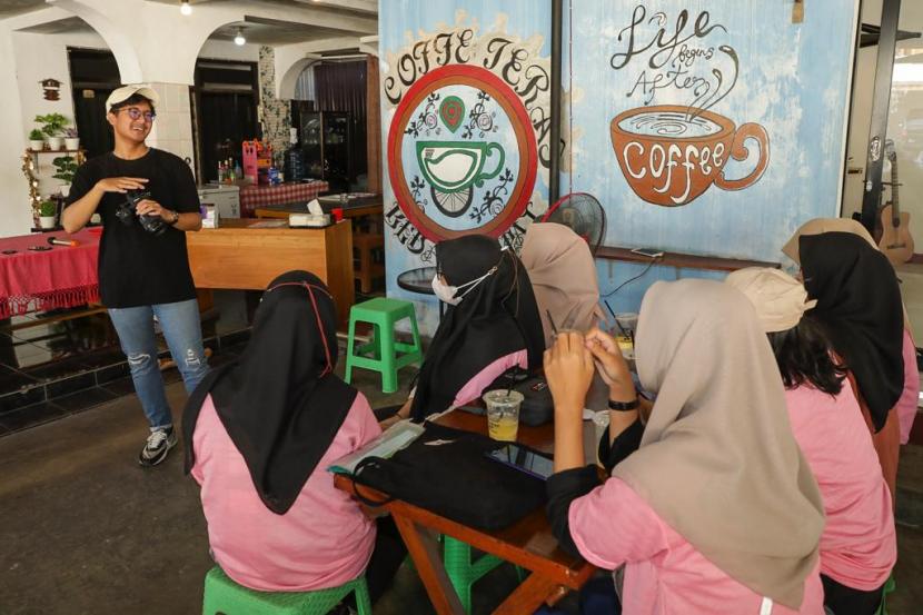 Para milenial mengikuti pelatihan fotografi di salah satu kafe di daerah Guntung Payung, Kecamatan Landasan Ulin, Kota Banjar Baru, Kalsel. 