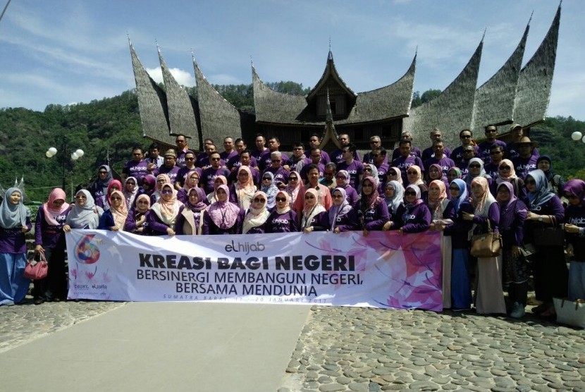 Para mitra Elhijab bersama CEO Elcorps berfoto bersama di depan Istano Basa Pagaruyung, di Kabupaten Tanah Datar, Sumatera Barat Kamis (19/1). Ajang tersebut sebagai bentuk menjalin sinergi dan kebersamaan.