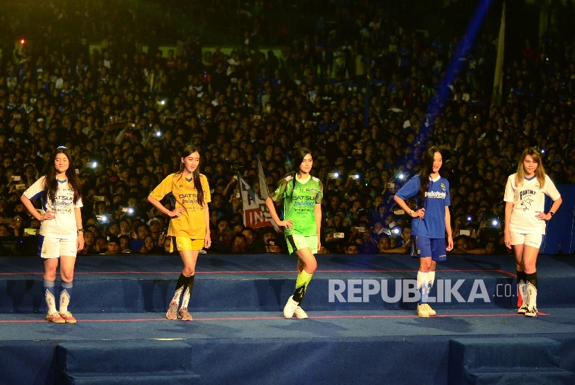  Para model memakai jersey terbaru pada Launcing Tim Persib 2017, di Stadion Siliwangi, Kota Bandung, Ahad (4/3).